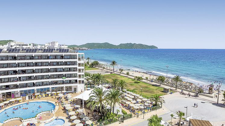 Das kürzlich modernisierte allsun Hotel Sumba befindet sich zentrumsnah nur 300 Meter von Cala Millor entfernt und bietet eine bevorzugte Strandlage in ruhiger Umgebung.