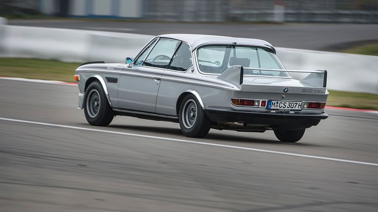 Den kallades ”Batmobile” i folkmun och på 70-talet var den sylvass på racerbanorna Se en mycket ovanlig BMW 3,0 CSL på Custom Motor Show!