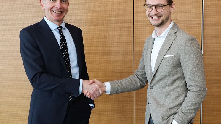 Gemeinsames Ziel: Andreas Eurich, Vorstandsvorsitzender der Barmenia Versicherungen (links), und Pascal Kremp, Gründer und CEO der Care Rockets, möchten die Arbeitsbedingungen in der Pflege verbessern.