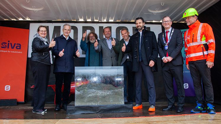 From left: Liv Monica Stubholt, Prime Minister Jonas Gahr Støre, Frederic Hauge, Kjell Roland, Steffen Syvertsen, Håkon Tanem, Robert Cornels Nordli, Jimmy Bengtsson