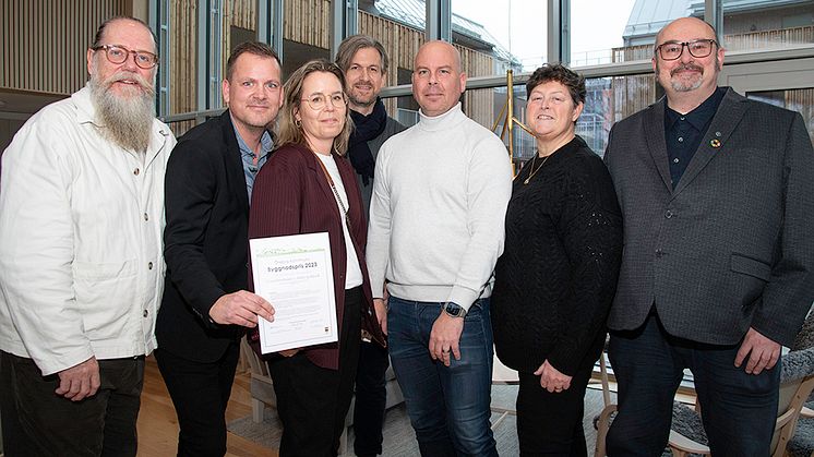 Från höger: Anders Olsson, bygg-och miljönämndens ordf, Anna Hedström 1.e vice ordf, Patrik Jämtvall 2.e vice ordf, Markus Grieser, AART arkitekter, Stina Carlsson, Kungsladan landskapsarkitekter, David Lennermark och Timmy Leijen, Svenska kyrkan.
