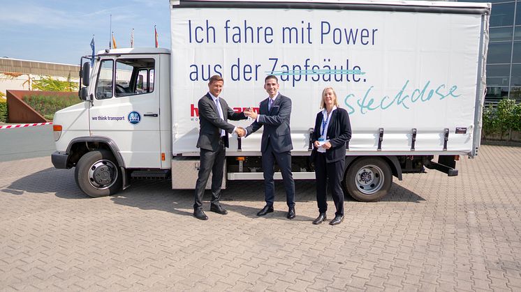 from left: Markus Schell, personally liable managing partner of BPW, Mathias Magnor, Chief Operating Officer Road & Rail, Hellmann Worldwide Logistics, Prof. Dr. Sabine Bruns-Vietor, University of Osnabrück 