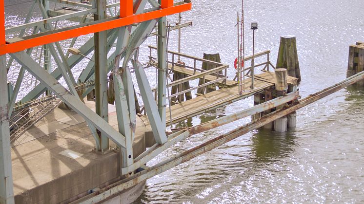 Bilden visar skadorna på påseglingsskyddet under Götaälvbron.    Bild: Trafikkontoret Göteborgs Stad