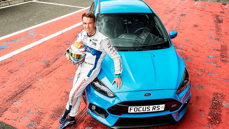 Zu gewinnen gibt es ein spannendes Fahrerlebnis mit dem Ford Focus RS und dem Ford-Rennfahrer Harry Tincknell