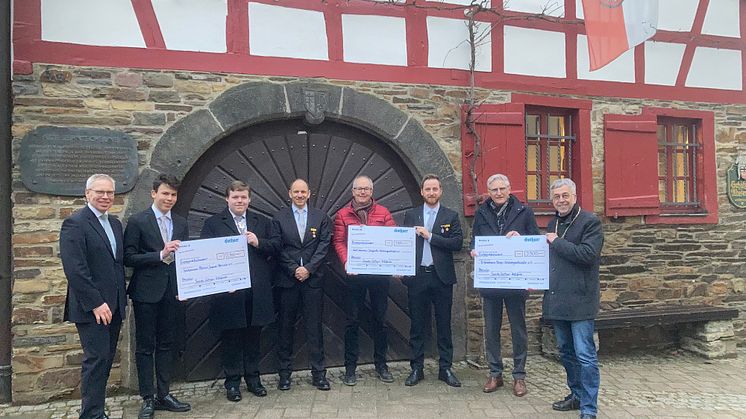 Frank Schüller (5. v. l.) von der gleichnamigen Gothaer Generalagentur bei der Spendenübergabe an die Repräsentanten der Schützengesellschaften