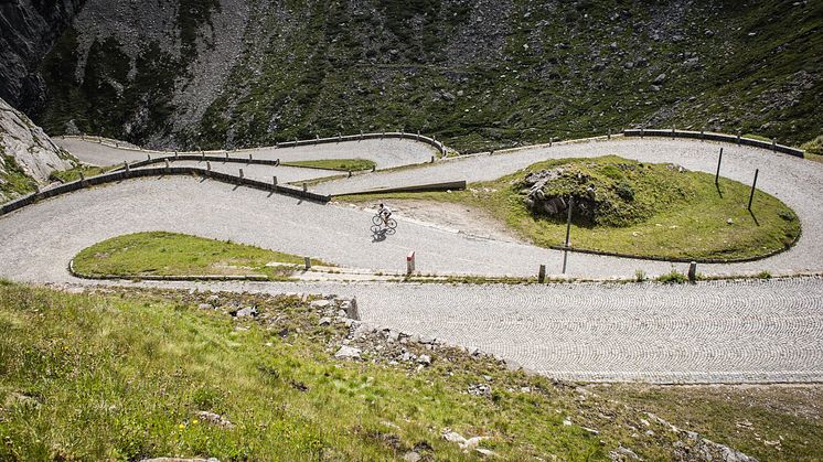 Radlegende Bruno Risi unterwegs auf der spektakulären Tremola am Gotthardpass © Schweiz Tourismus