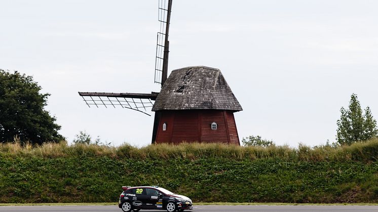 Fördel Henric Skoog i Renault Clio Cup efter regnrace på Kinnekulle Ring