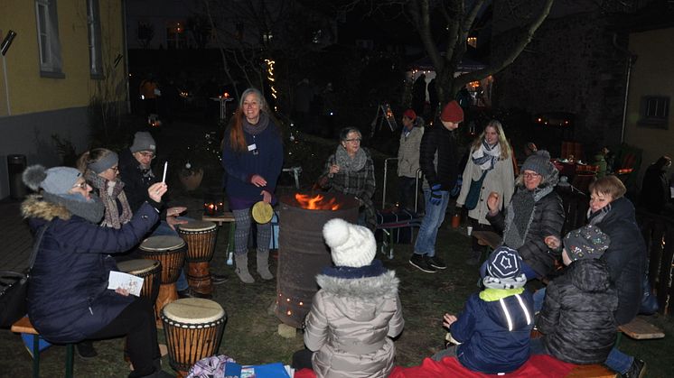 Wie im Vorjahr können Besucher der Veranstaltung „Advent in den Höfen“ im Innenhof der Hephata-Sozialpsychiatrie in Fritzlar unter anderem bei Trommelklängen zuhören und mitmachen. 