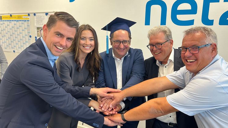 Lernreise erfolgreich absolviert: Staatssekretär Tobias Gotthardt (Mitte) mit (v.li.) Stefan Sollfrank, Sabrina Hanner, Albert Zettl und Uwe Rosenberger von der Bayernwerk-Gruppe.