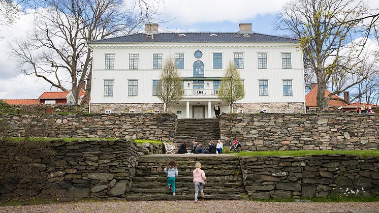 Råda Säteri har anor från 1300-talet. Säteriets nuvarande huvudbyggnad uppfördes 1772.