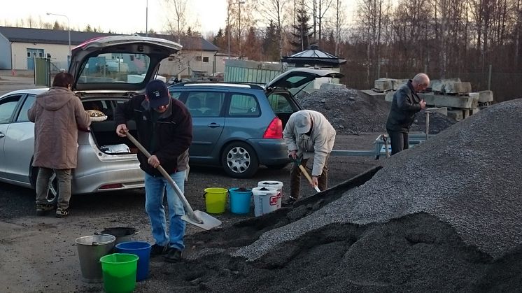 Utdelning av gratis sand. Foto: Umeå kommun.