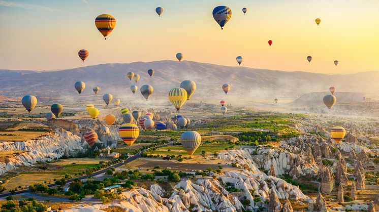 Eine Fahrt mit dem Heißluftballon über die faszinierende Landschaft Kappadokiens ist ein unvergessliches Erlebnis.