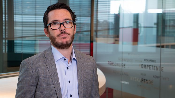 Simployers juridiske HR- og ledelsesrådgiver Jørgen Brostrøm mener det vil slå tilfeldig ut hvem som får nytte av den nye ordningen med omsorgspenger ved stengte skoler og barnehager.