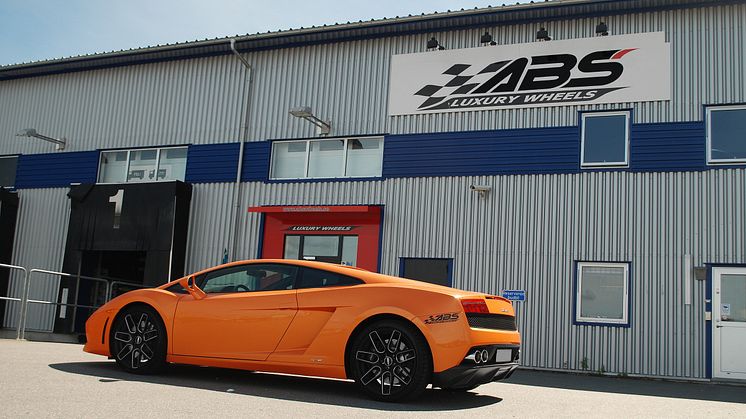 Lamborghini utanför ABS Wheels huvudkontor