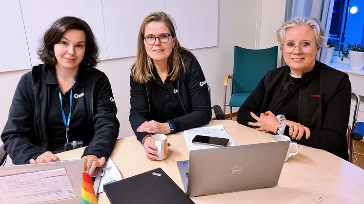 ​Katerina Karlsson, Catharina Terelius och Charlotta Munck planerar inför försöket med ett mobilt team på akutmottagningen.