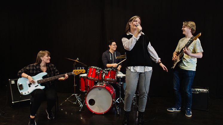 För att fira 60-årsjubileet kommer bland annat Sundsta-Älvkullegymnasiets egna musikelever spela Beatleslåtar.