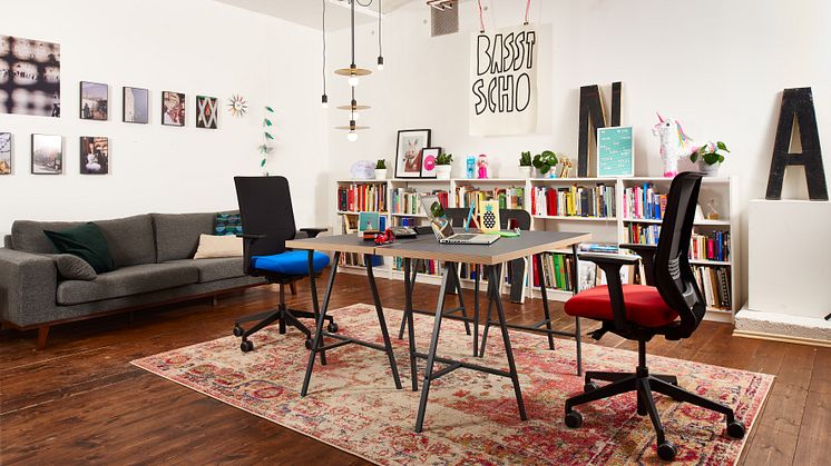 Höhenverstellbare Büroarbeitsstühle und eine reflektionsarme Arbeitsoberfläche sind die Basis für ergonomisches Arbeiten im Homeoffice (Bild: Dauphin). 