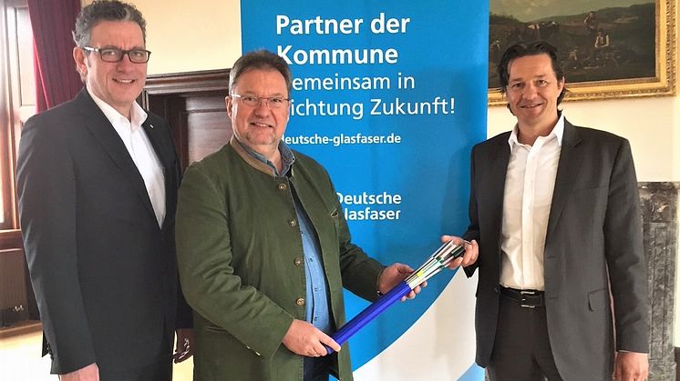 Von links: Ingo Teimann, Regionalmanager Deutsche Glasfaser, Bürgermeister der Gemeinde Ober-Mörlen, Jörg Wetzstein, und Frank Geltinger, Director Business Development von Deutsche Glasfaser Business freuen sich auf den Glasfaserausbau in Ober-Mörlen