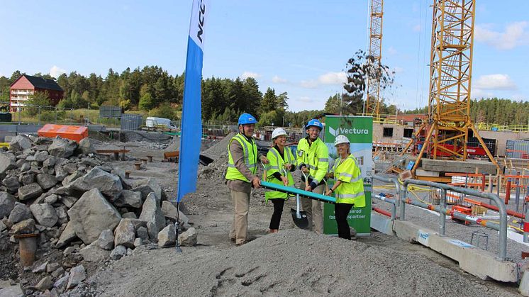 Vectura, Aleris, NCC och representant från Sigtuna kommun tar första spadtaget för trygghets- och äldreboende