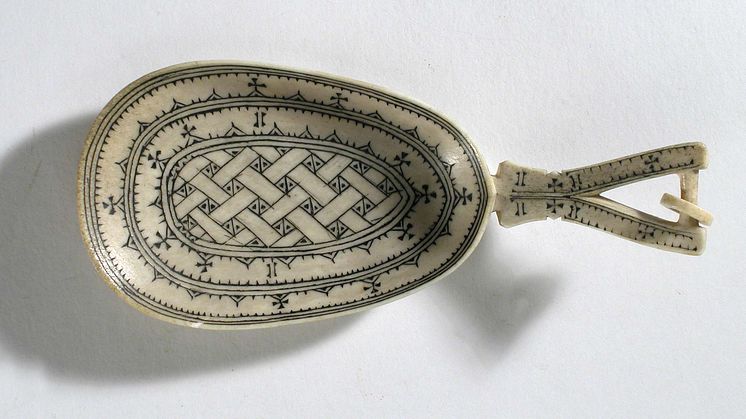 Från att Nordiska museet grundades 1873 och framåt har museet samlat in ett omfattande samiskt material. Mönstret på denna samiska sked har inspirerat till mönsterbilden i museet nya entré. Foto: Karolina Kristensson, Nordiska museet.