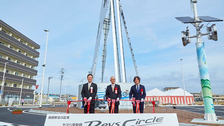 御厨駅開業式（3月7日）でのテープカットの様子（左から、渡部修 磐田市長、日髙祥博 当社代表取締役社長、長屋明浩 当社執行役員デザイン本部長）