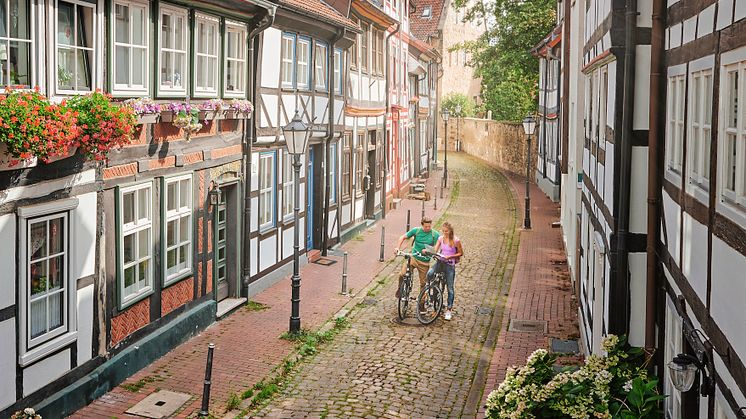 Hameln_Paar_mit_Fahrrädern_in_der_Altstadt,_Weserradweg_