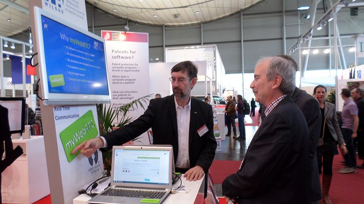 Brandenburgs Wissenschaftsstaatssekretär Martin Gorholt auf dem CeBIT-Sand der Technischen Hochschule Wildau