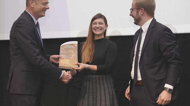 Projektingenieurin Marta Rudzka und Dominik Gehling, Technischer Leiter bei Veolia Energie Deutschland, nehmen den Preis entgegen.