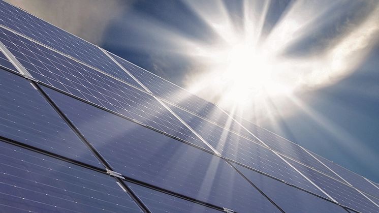 Die Energiewende ist nicht mehr aufzuhalten und Photovoltaikanlagen leisten hier einen wichtigen Beitrag. Was bedeutet das für Dachdeckerunternehmer? Wie gelingt die erfolgreiche Transformation hin zum PV-Experten? Foto: RM Rudolf Müller Medien