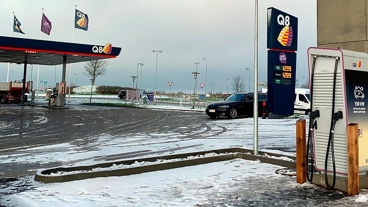 Klar til juletrafikken: Q8 åbner hidtil største station for lynladere i Nørre Aaby