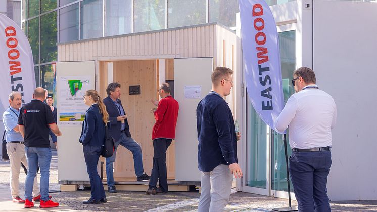 Spannende Einblicke und intensiver Austausch: Bei der EASTWOOD diskutieren Expert:innen aus Holzbauforschung, -planung und -ausführung über aktuelle Entwicklungen, Technologien und Perspektiven im digitalen Holzbau.