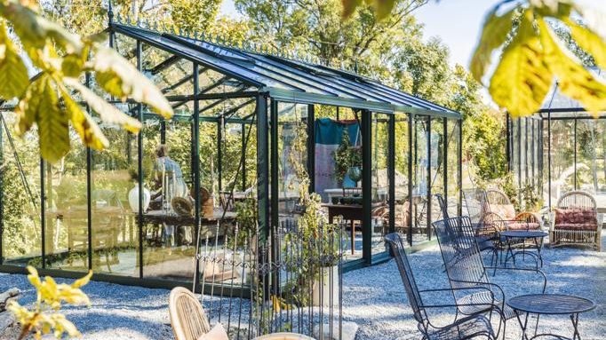 Våra glasade rum finns i hela landet. Två av dem hittar du hos ljuvliga Smultrongården på en avkopplande plats bland fågelkvitter på landet. Endast en kvart utanför Örebro.