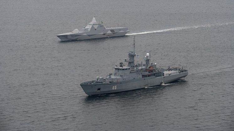 Svenska och finska fartyg övar tillsammans i Stockholms skärgård. På bilden syns det finska minfartyget Uusimaa tillsammans med HMS Helsingborg. Foto: Melina Westerberg/ Försvarsmakten