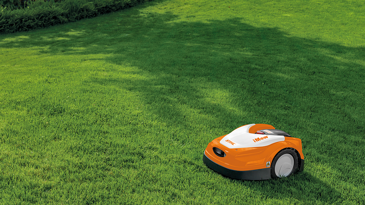 iMow robottiruohonleikkuri työskentelee automaattisesti ja on ohjattavissa etänä käyttäen sovellusta älypuhelimella tai tabletilla.