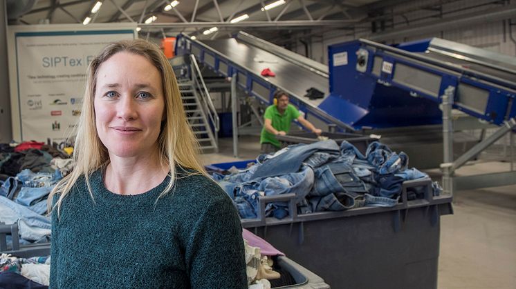Anläggningen använder visuell och nära-infraröd spektroskopi för att sortera textilier utifrån olika textilfibrer, berättar Maria Elander på IVL Svenska Miljöinstitutet. Foto: Anette Andersson/IVL