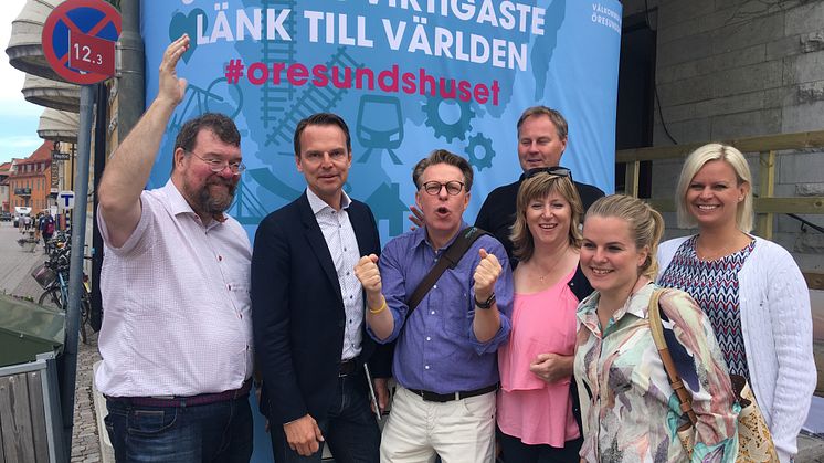 Framgången firades av moderater utanför Öresundshuset i Almedalen.