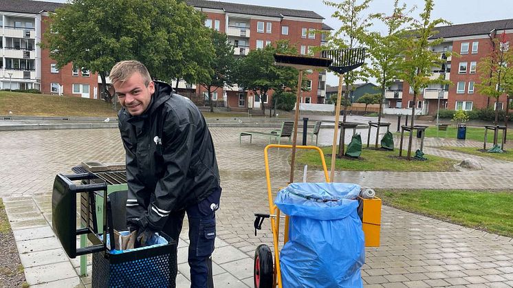 Sommarvikarien Linus gillar varierande arbetsuppgifter