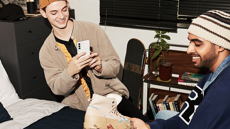 Galaxy S21 FE_Lifestyle5.jpg