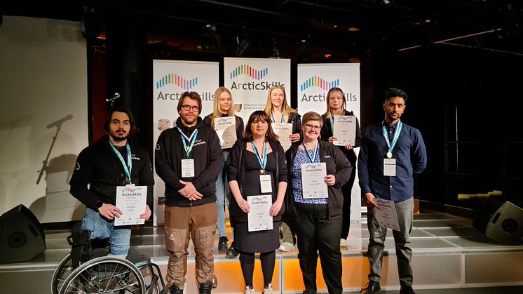 Från vänster i gruppbild: Onur Colek, bronsmedaljör, ICT, Markus Näslund, bronsmedaljör, VVS, och (bakre raden) Sabina Palomaa, bronsmedaljör, fordonsmekaniker, Liv Marit Bakke, guldmedaljörer, vård och omsorg, Vanja Nuojua, bronsmedaljör, servitör, 