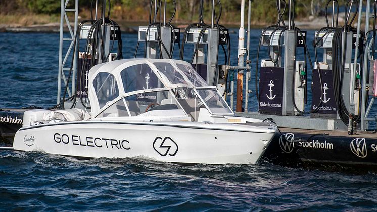 Den elektriska bärplansbåten Candela Seven vid Fjäderholmarnas sjöstation, en av de stationer som ska ingå i laddnätverket.