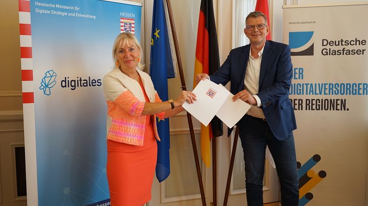 Hessens Digitalministerin Kristina Sinemus und Thorsten Dirks, CEO von Deutsche Glasfaser, nach der Unterzeichnung des Letter of Intent (LOI).
