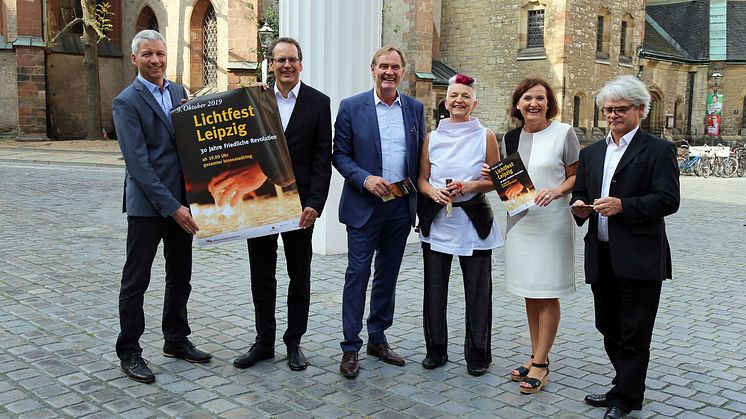 Bernhard Stief, Volker Bremer, Burkhard Jung, Victoria Coeln, Marit Schulz und Michael Kölsch (v.l.) präsentieren das Programm zum Jubiläum „30 Jahre Friedliche Revolution“ - Foto: Andreas  Schmidt