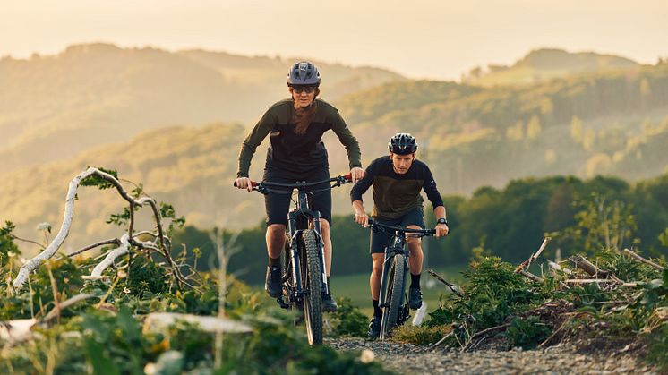 Nordrhein-Westfalen_Mountainbiker_fahren_auf_Mountainbike_Strecke.jpg