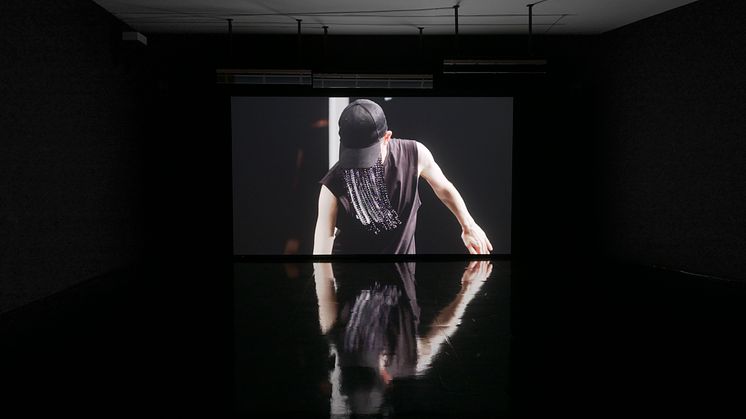 Stillbild ur No (Time) av Pauline Boudry / Renate Lorenz. Koreograf / dansare Julie Cunningham, Werner Hirsch, Joy Alpuerto Ritter, Aaliyah Thanisha. Foto: Annika Wetter 