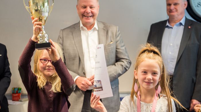 Julia och Agnes från Pilgrimsskolan tar emot Lilla Säkerhetspriset av MTR Nordics VD Peter Viinapuu. (Foto: Viktor Fremling)