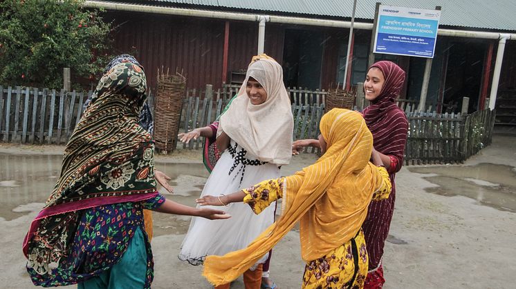Tack vare den flyttbara skolan, som Erikshjälpen varit med och etablerat i Brahmaputra kan Mim och hennes vänner gå i skolan trots översvämningarna.