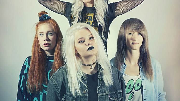 Bandet Browsing Collection leder Sweden Rock Kollo på Hällevikslägret i sommar.  Överst Moa Lenngren, fr. v. Nora Lenngren, Mimi Brander och Carro Karlsson.  Foto: Jan-Erik Lindkvist, Fotogruppen.