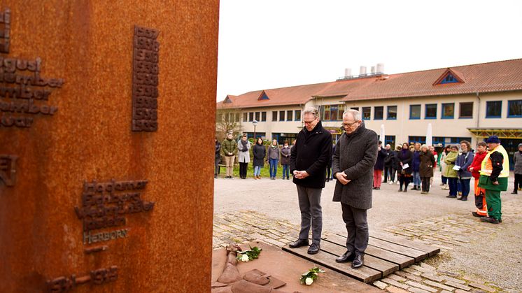 Am Mahnmal neben der Hephata-Kirche legten Diakonie-Präsident Ulrich Lilie und Hephata-Vorstandssprecher bei der Gedenkveranstaltung im Rahmen des Diakonie-Jubiläums Blumen nieder.