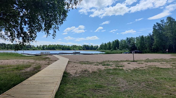 Spång från parkering till vattnet