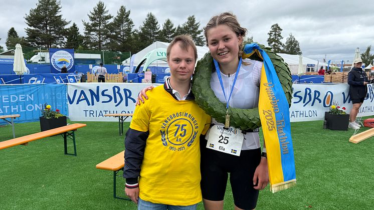 Ella Olsson, segrare i damklassen i Vansbro Triathlon Medeldistans. Här med Victor Olsson, funktionär.